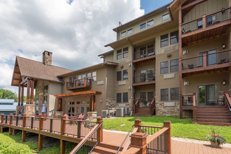 Lakefront Suites at Suites at Silver Tree